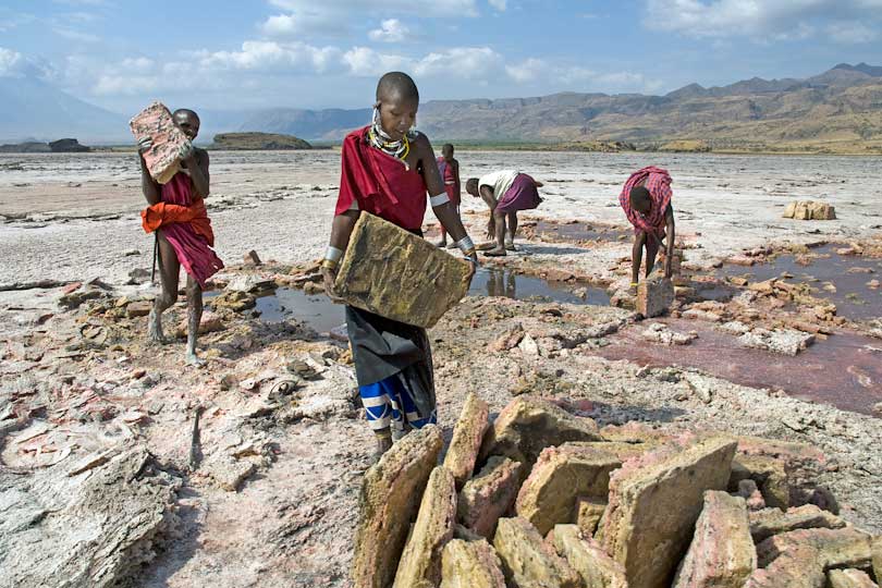 Massai woman and men work togehter &lt;p&gt;to extract the salt slabs
